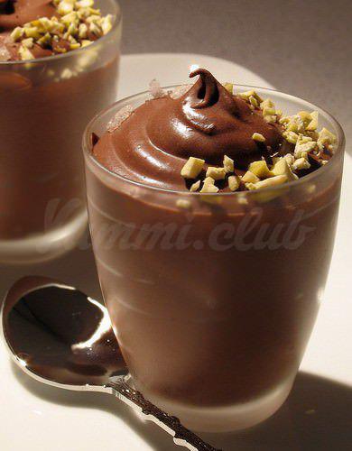 На фото Шоколадный десерт в стакане
