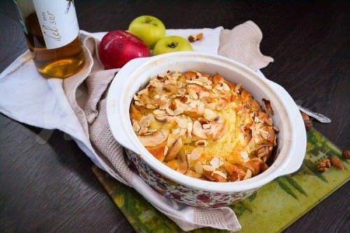 На фото Самый простой и вкусный яблочный пирог с орехами