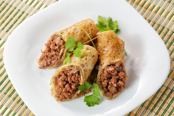 На фото Блины с мясом и яйцом