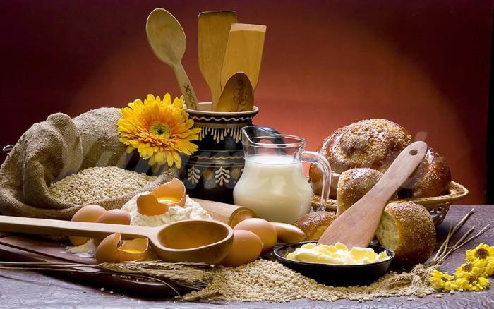 2560x1600_zerno-tsvetyi-hleb-kuvshin-tarelka-kolosya-stol