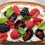 Рецепт Ягодные бутерброды с малиной, ежевикой, сливочным сыром и базиликом