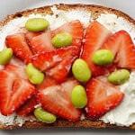 Рецепт Соленые клубничные бутерброды с козьим сыром и соевыми бобами