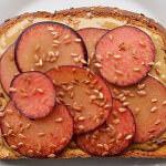 Рецепт Сливовые бутерброды с арахисовым маслом и семенами льна
