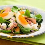 Рецепт Летний салат из яиц, бекона и шпината