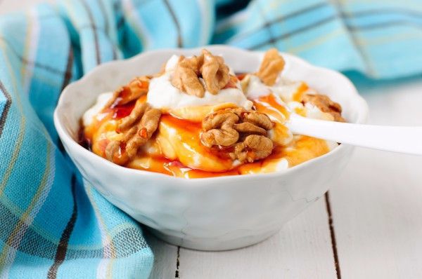 На фото Греческий йогурт с медом и орехами