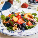 Рецепт Летний салат из шпината с фруктами и ягодами