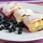 Рецепт Рулет с творогом и черникой