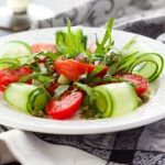 Рецепт Салат из лосося и свежих овощей