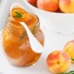 Рецепт Персиковое варенье с розмарином