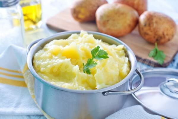 На фото Картофельное пюре в горшочке с сыром