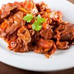 Рецепт Тушеная печень в томатно-чесночном соусе