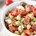 Рецепт Салат с помидорами, моцареллой, нутом и соусом песто