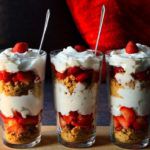 Рецепт Клубничный десерт с йогуртом и печеньем