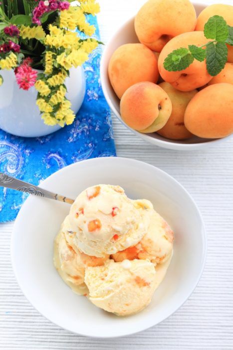 На фото Мороженое с абрикосовым конфитюром