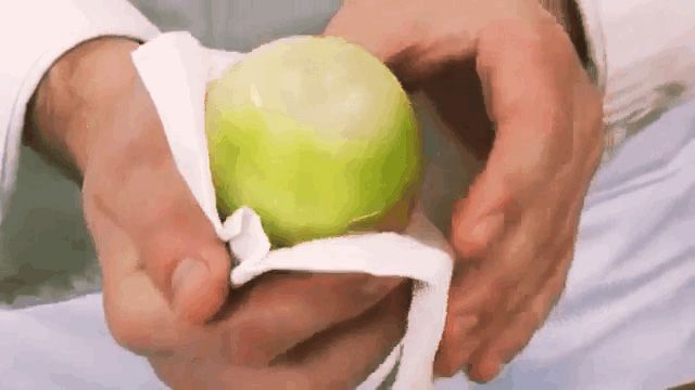 На фото Как быстро почистить лук с помощью микроволновой печи