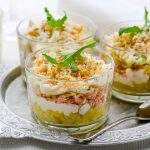 Рецепт Слоеный салат из консервированной горбуши