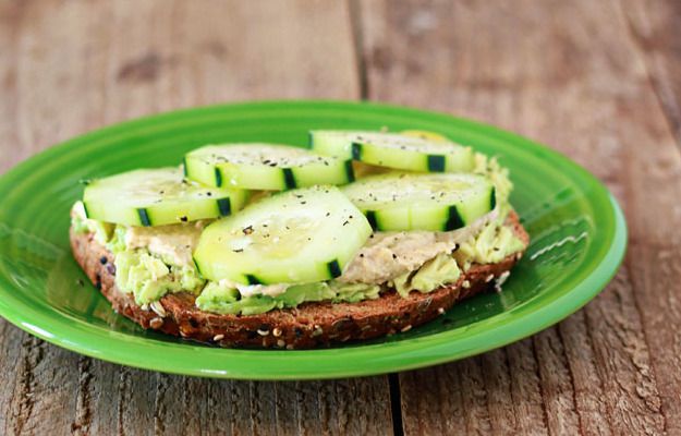 Кростини с хумусом и огурцом ~ Домашние рецепты