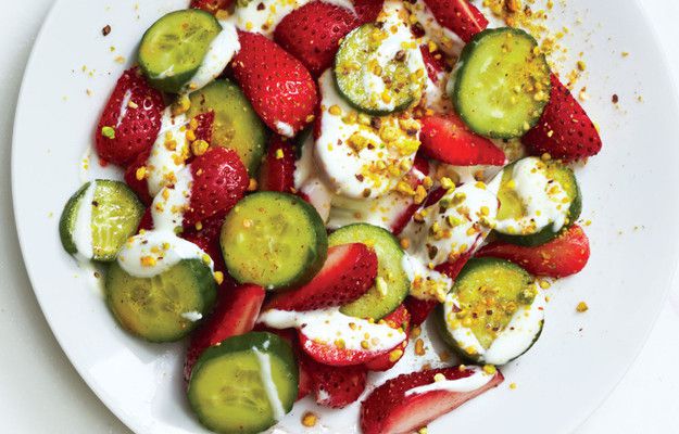 Салат с клубникой, огурцом и сметаной ~ Домашние рецепты