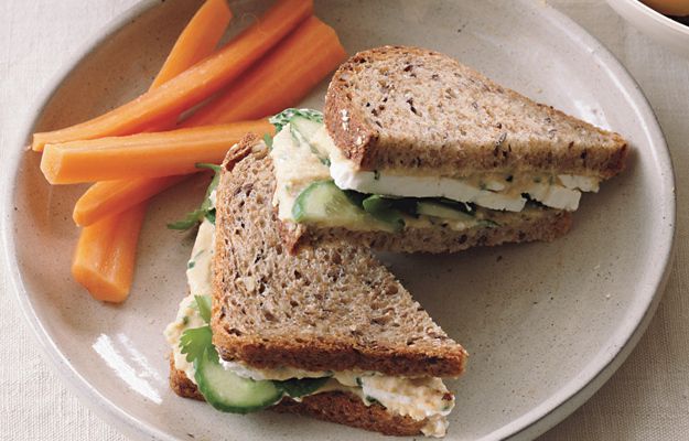 Сэндвич с огурцом, хумусом, фетой и мятой ~ Домашние рецепты