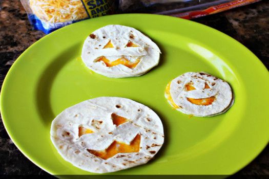 Хэллоуинские "рожицы" с сыром в микроволновке ~ Домашние рецепты