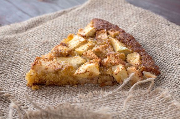 Шарлотка в поларис с карамелизированными яблоками ~ Домашние рецепты