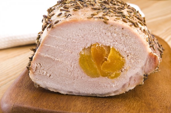 Рулет из свинины с курагой и розмарином ~ Домашние рецепты